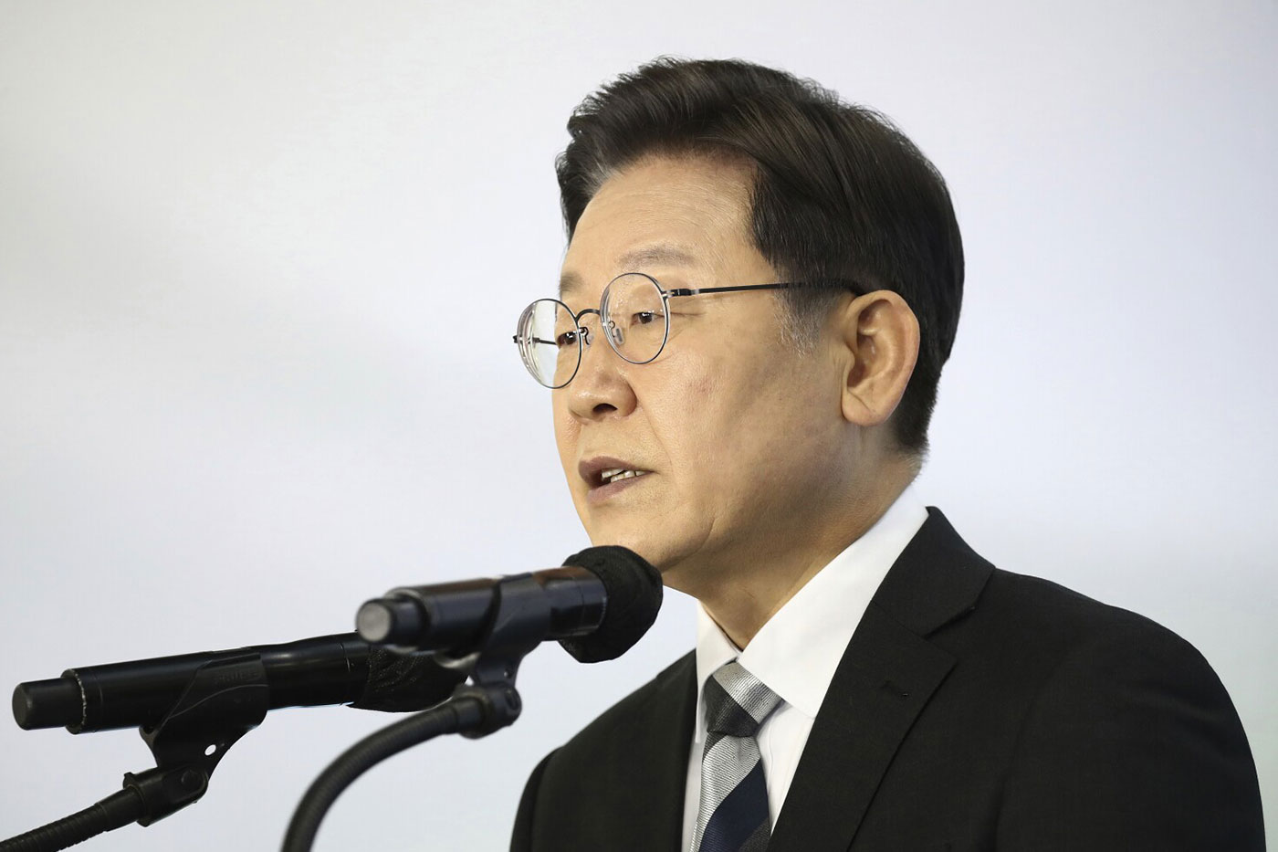 Hair fall becomes a debating point in South Korean presidential elections Hair fall becomes a debating point in South Korean presidential elections