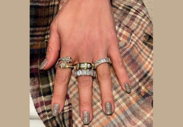 Jennifer Lopez flaunts manicure with flecks of diamonds & gold Jennifer Lopez flaunts manicure with flecks of diamonds & gold