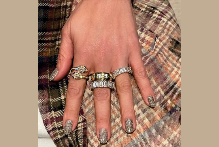 Jennifer Lopez flaunts manicure with flecks of diamonds & gold Jennifer Lopez flaunts manicure with flecks of diamonds & gold