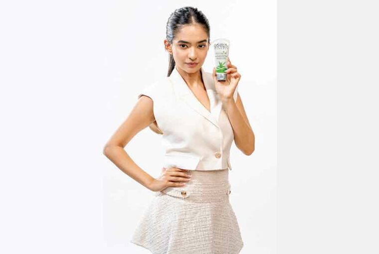 Anushka Sen Unveiled As the New Face of Lotus Herbals White Glow Anushka Sen Unveiled As the New Face of Lotus Herbals White Glow